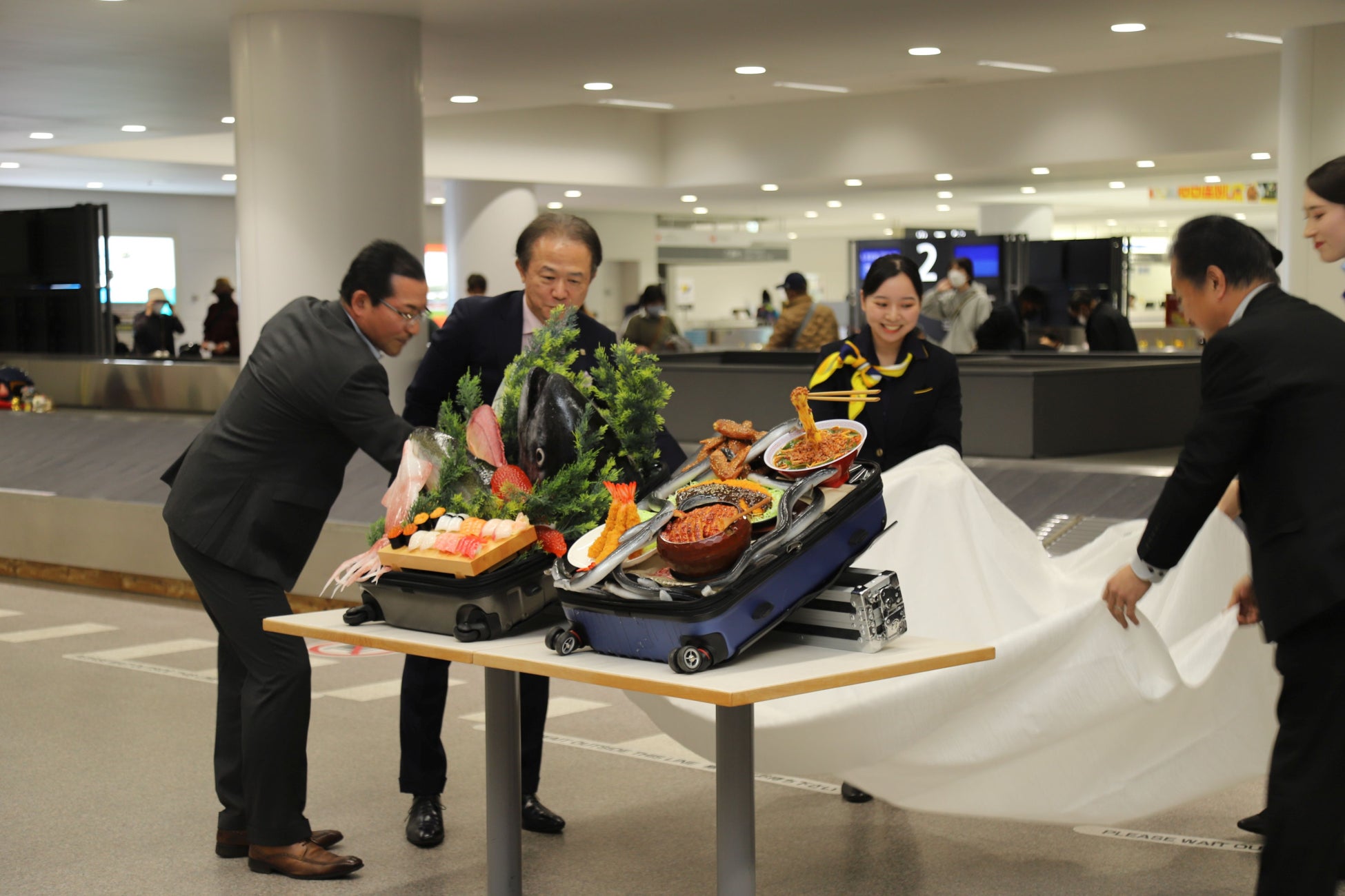 除幕され、初お目見えの食品サンプル