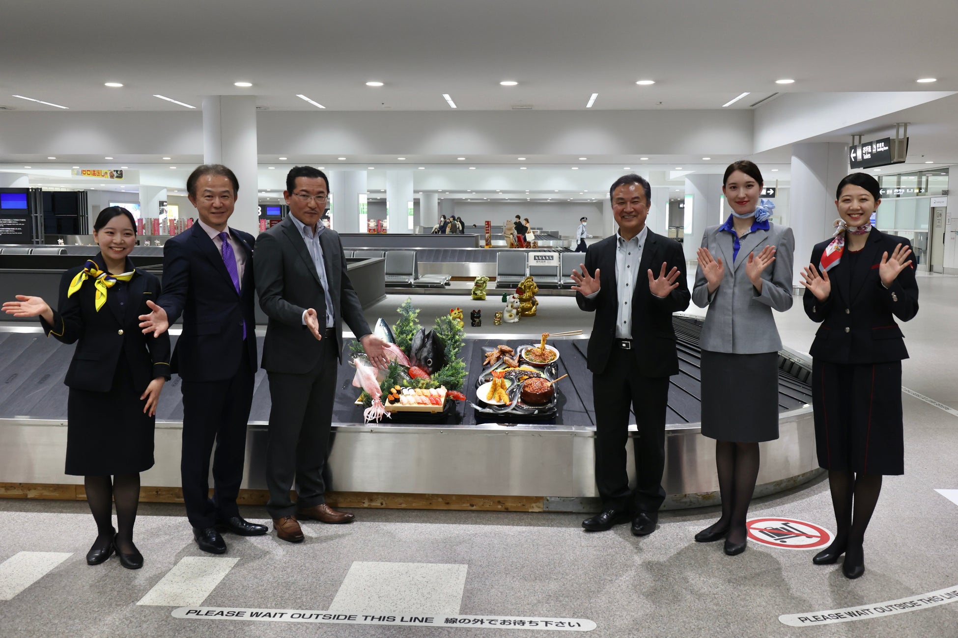 お披露目会列席者（左からスカイマーク株式会社、中部国際空港株式会社 執行役員 橋野悦男、有限会社さんぷる工房 セントレア店 小出勝徳店長、有限会社さんぷる工房 兼山勝治 府代表取締役社長、ANA中部空港株式会社、日本航空株式会社）