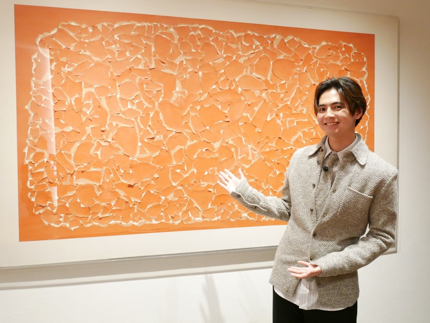 フレンチレストラン「ルポンドシエル」に展示されている作品 高松次郎《紙の単体》（1972年）と片寄涼太さん