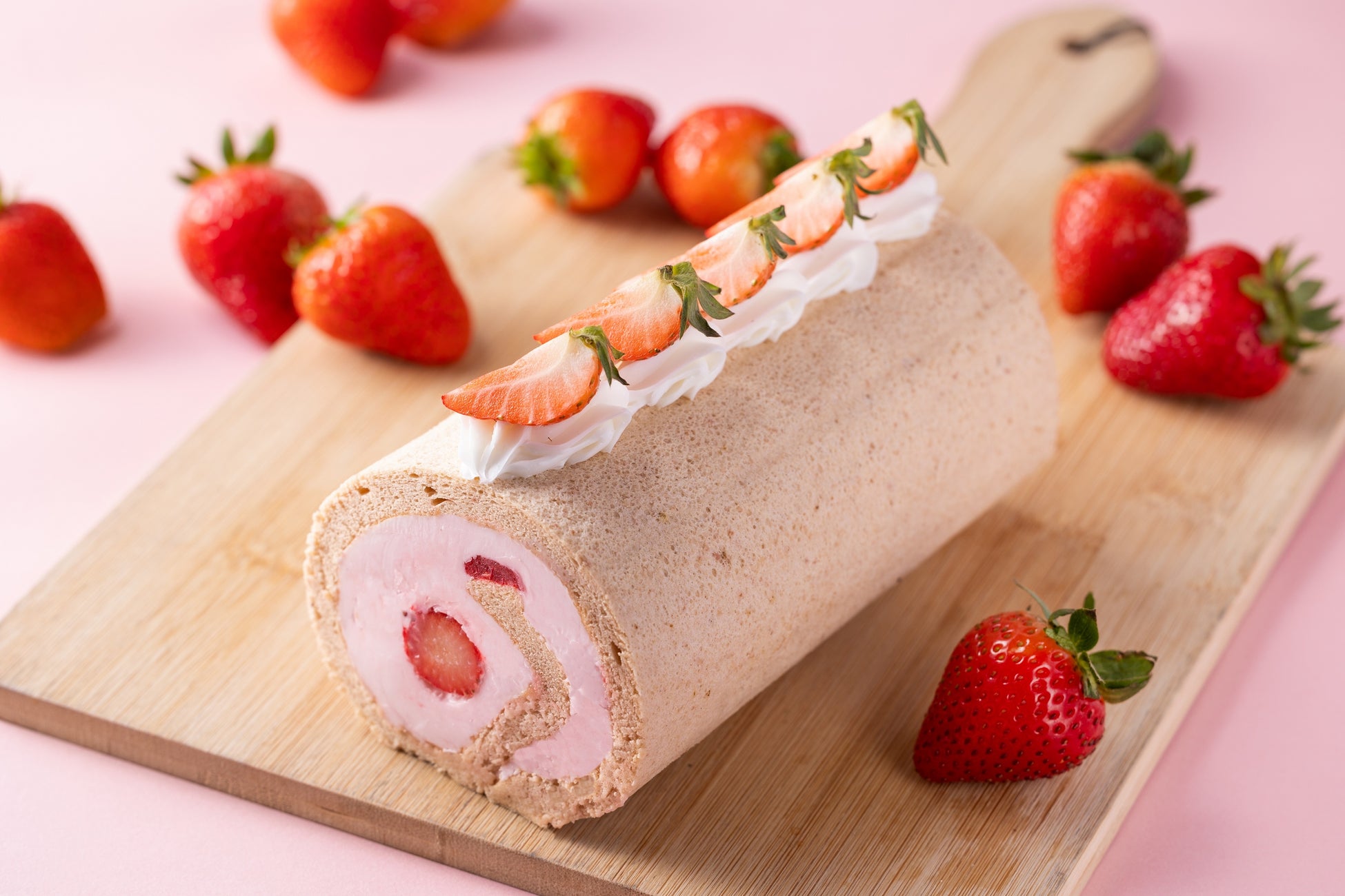 苺とイチゴババロア　ベリーコンフィチュールのロールケーキ（イメージ）