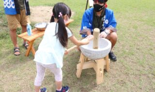 子どもの餅つきをBUBクルーが見守る様子