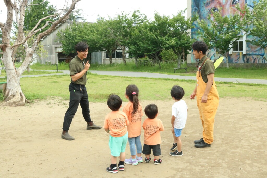 BUBクルーと子どもたち一緒に遊んでいる姿