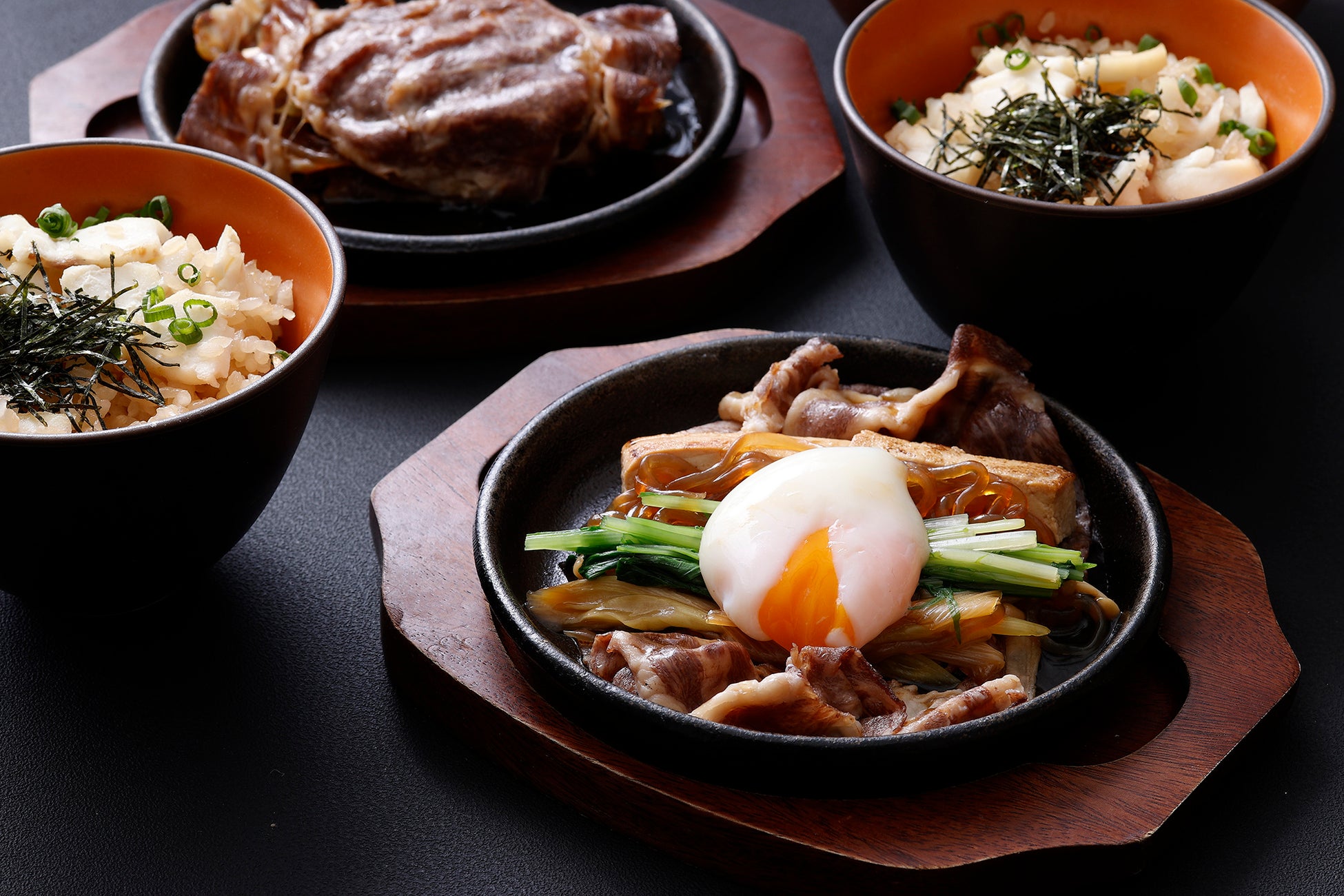 鉄板コーナーの日本の定番メニュー「すき焼き」と「真鯛の炊き込みご飯」