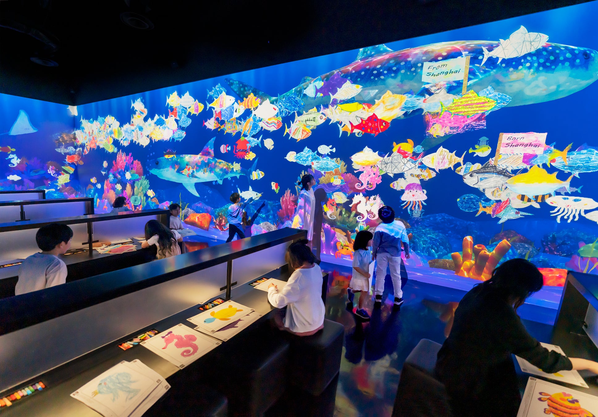 チームラボ《世界とつながったお絵かき水族館》© チームラボ