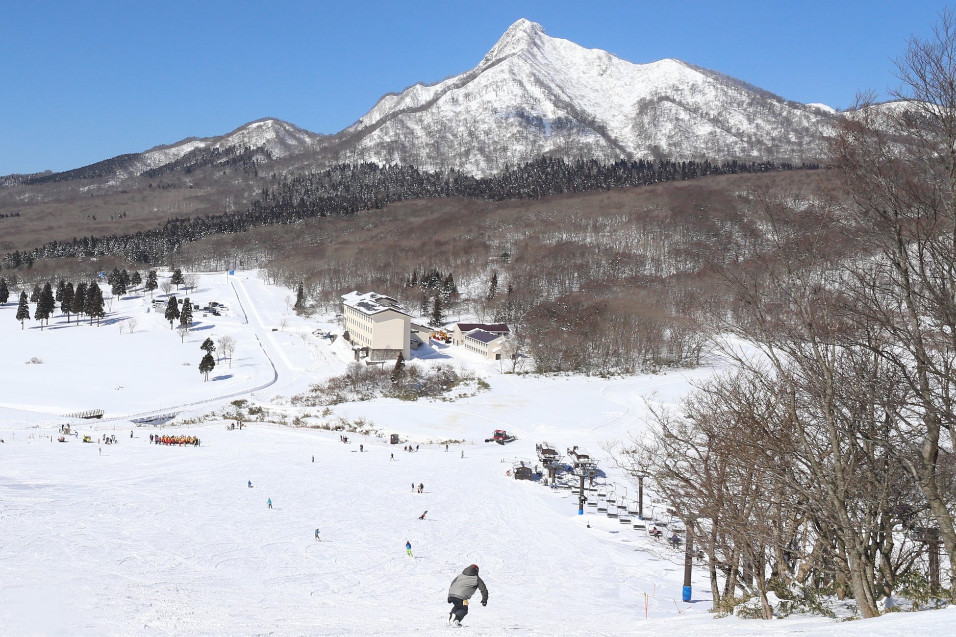 山陰のマッターホルンと呼ばれる「烏ヶ山（からすがせん）」を眺めながら楽しむスキー