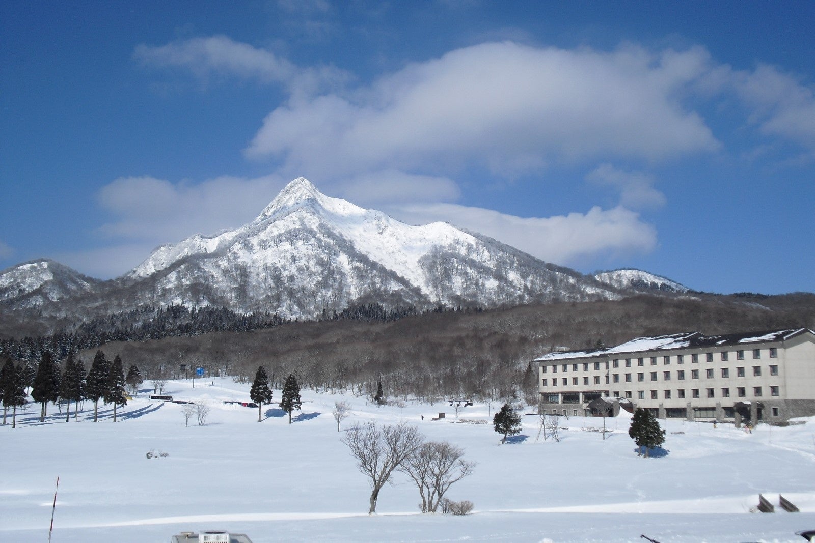休暇村奥大山は標高920ｍの高原に位置し、豊富な天然水と四季折々の自然美を堪能できるホテルです