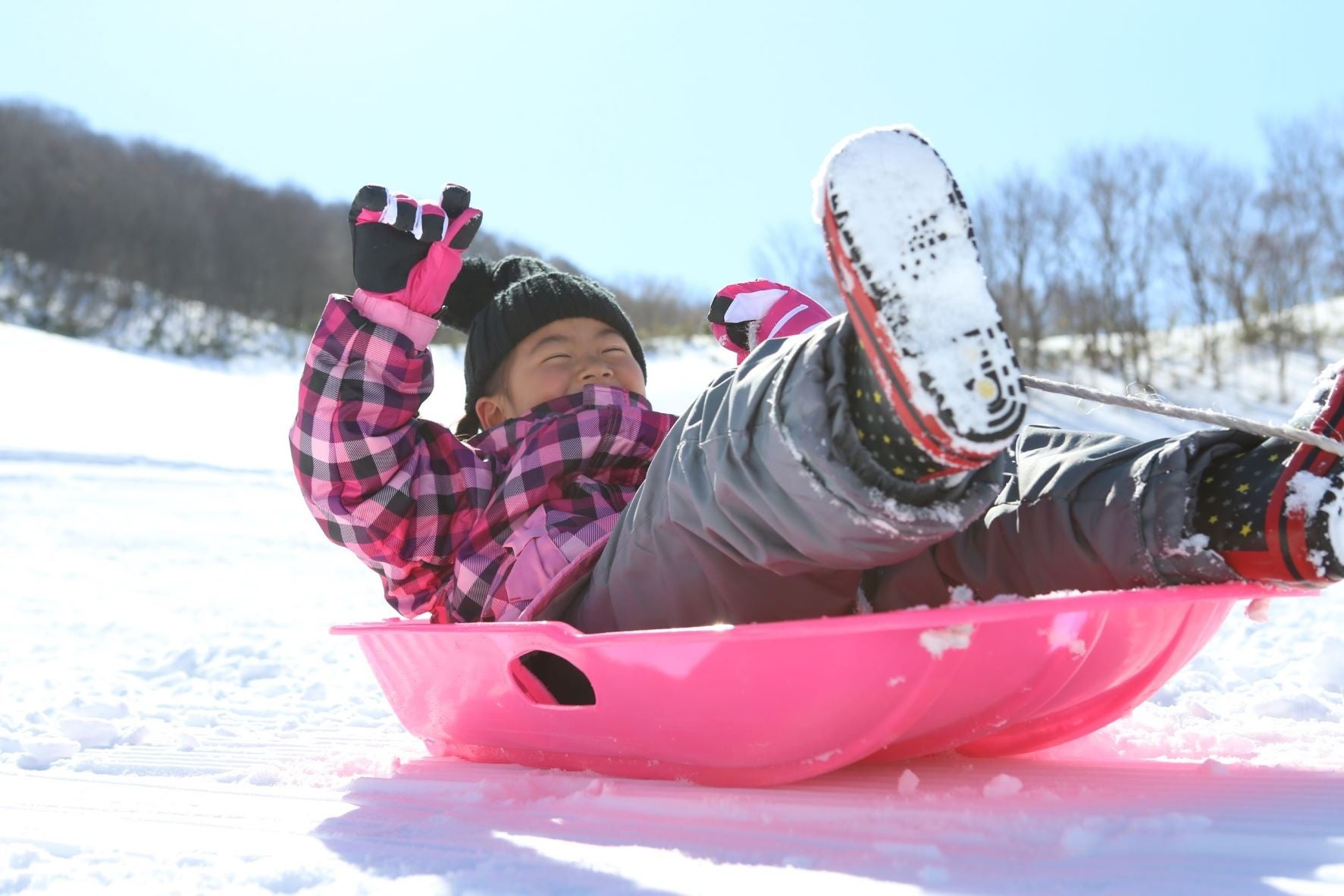 雪遊びファミリープランでは ソリの貸し出しもあります