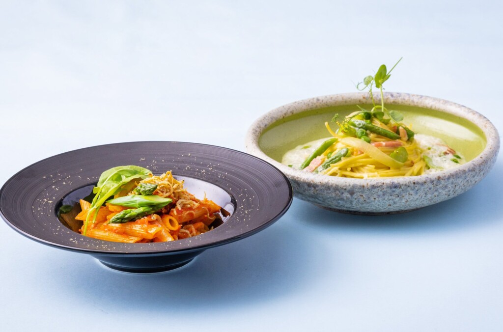 右：春豆とベーコンのスパゲッティーニ　春豆のスープ仕立て　左：大阪産しらすと春野菜のポモドーロ　ペンネ