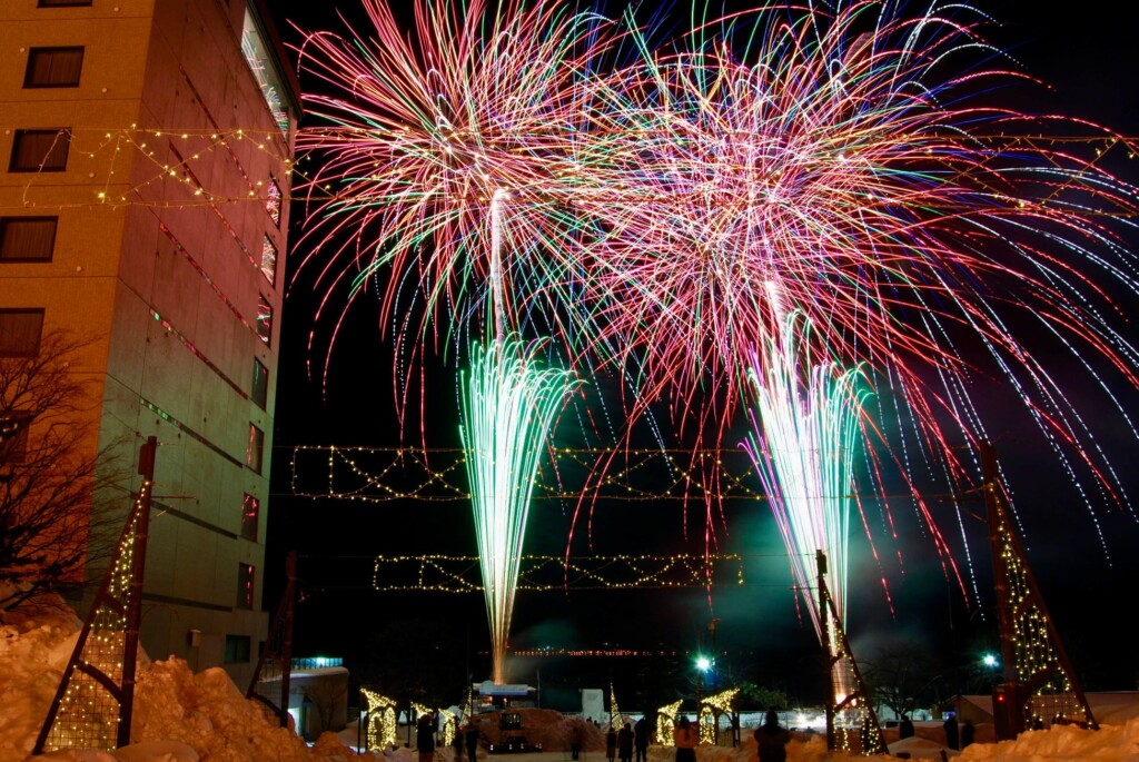 冬の夜空を彩る冬花火