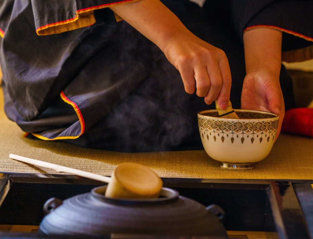 日本庭園内の茶室「竹心庵」にて雅なお茶席体験