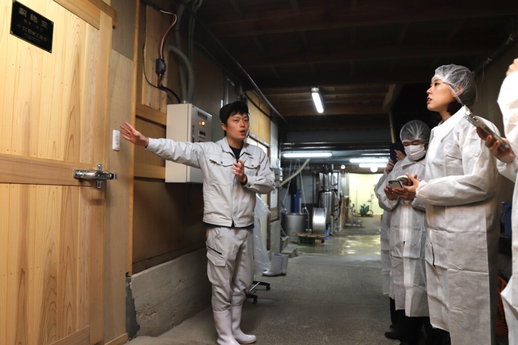 杜氏の大田さん（写真左）に製造過程を案内していただきました。