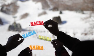 「NAEBA」文字ご当地スタンド 撮影イメージ