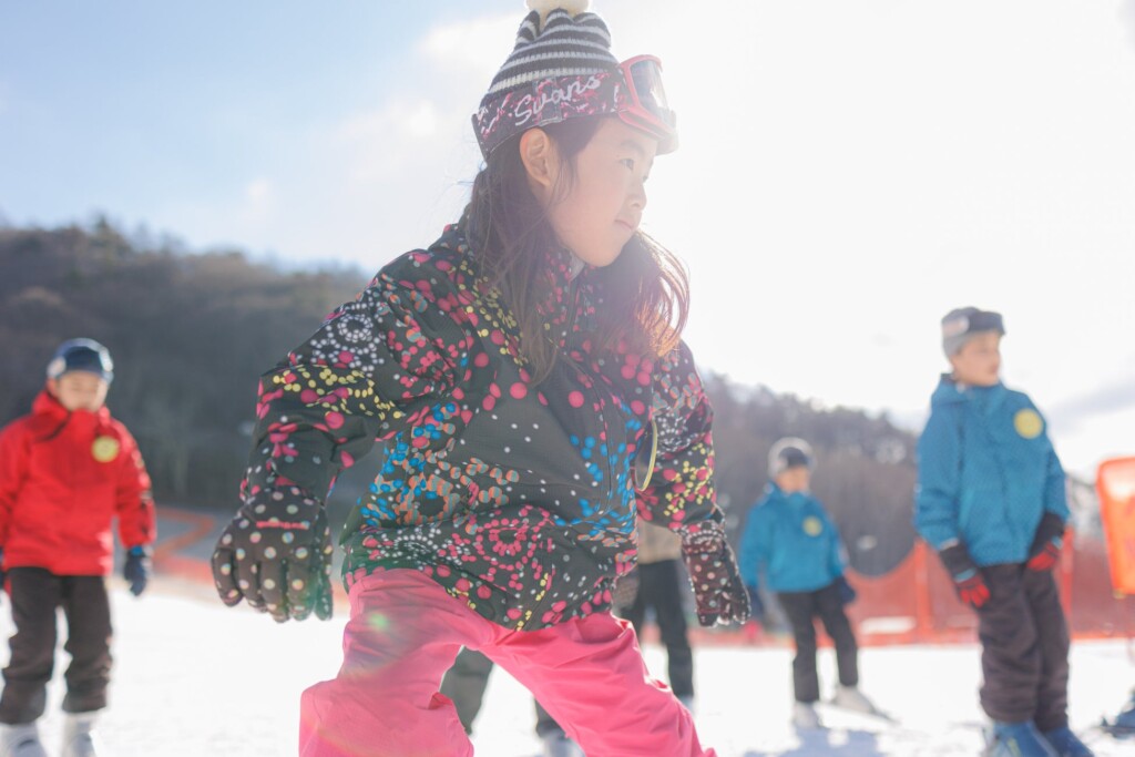 スキー体験に参加中の子どもの様子