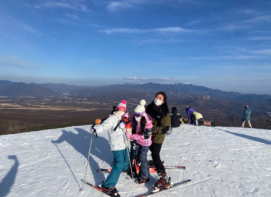 「あおぞらスキー体験」に参加中の子ども（左・中央）と、BUBクルー（右）