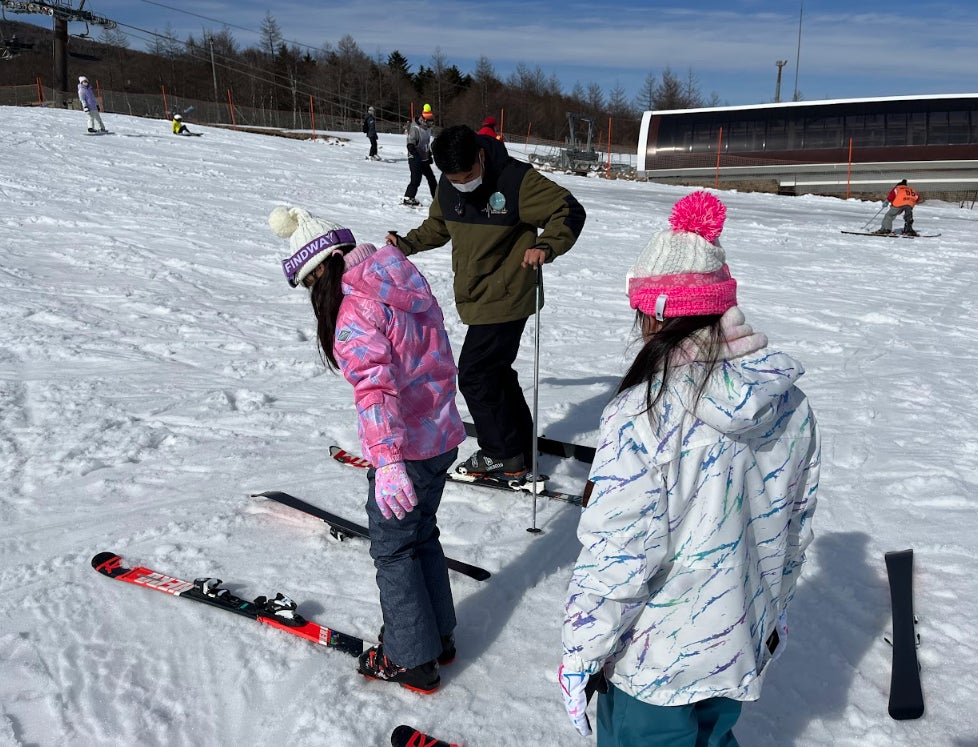 「あおぞらスキー体験」参加中の子ども（手前2名）と、BUBクルー（奥）の様子