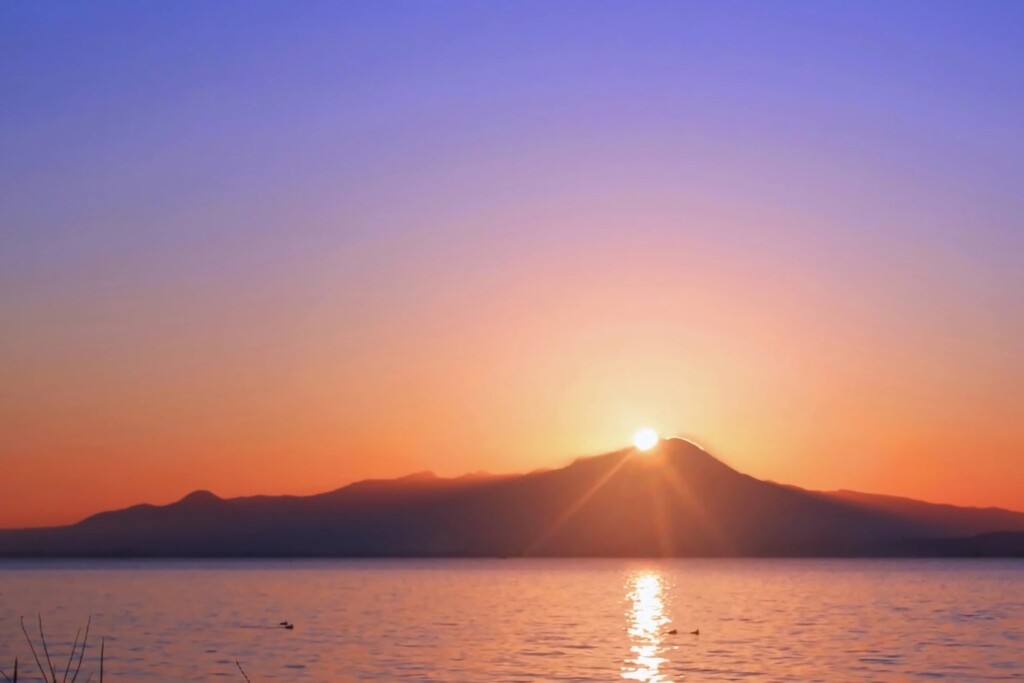 西日本最高峰の大山は「伯耆富士」とも呼ばれています　「ダイヤモンド富士」と同じように、太陽が大山の頂上で輝く様子を「ダイヤモンド大山」と呼び、注目度が高まっています