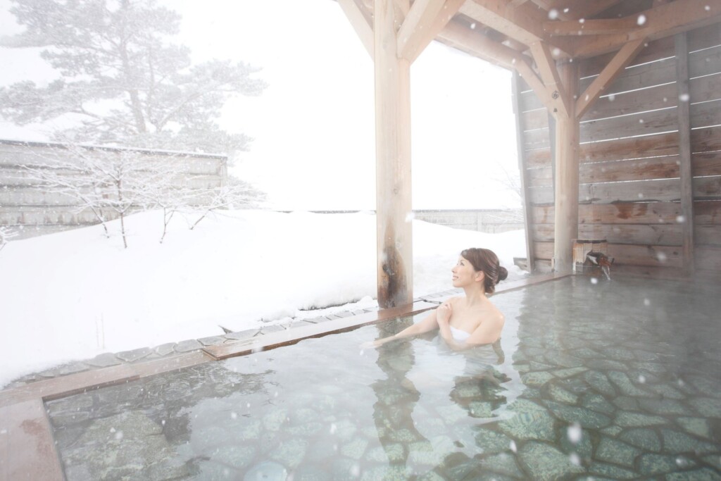 開湯1,300年の歴史を誇る名湯「網張温泉」の 雪見露天風呂