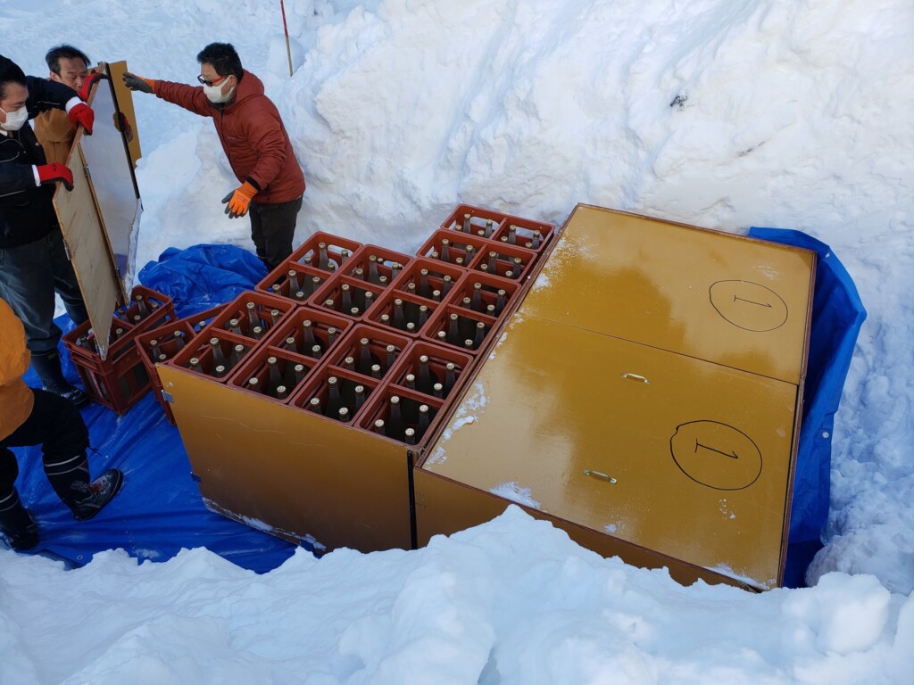 3社合同で1つの酒に思いを込めて雪中埋蔵の作業を行います