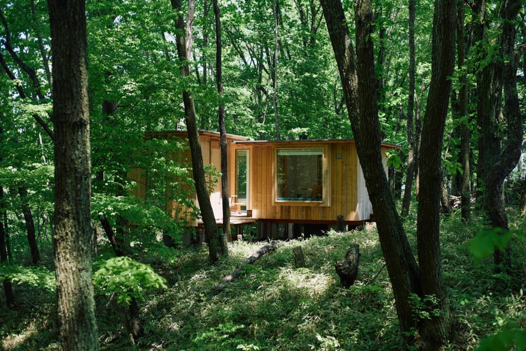 「自然と暮らす小さな家」Hut。2人用から4人用まで、地形や景色に合わせて建てられている（ist - Aokinodaira Field）。