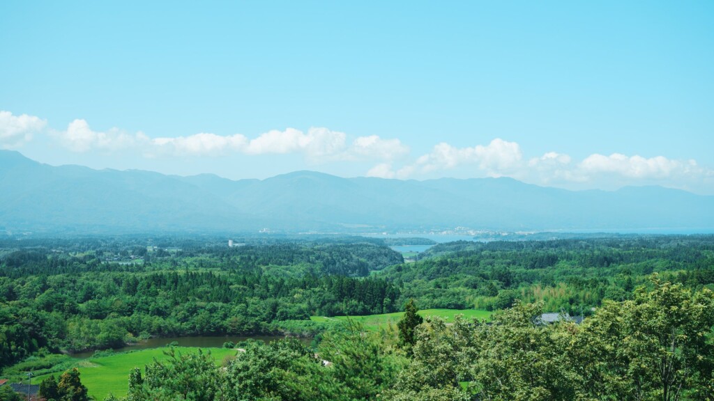 山、海、木々を抱く佐渡島。