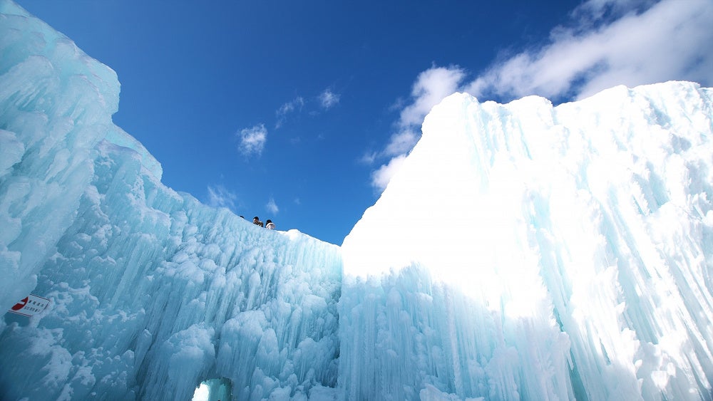 支笏湖ブルーも美しい昼の千歳・支笏湖氷濤まつり