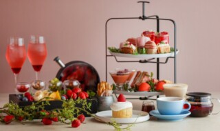 「Strawberry afternoon tea」 image （left）Topping plate（right）Sweets & savory stand