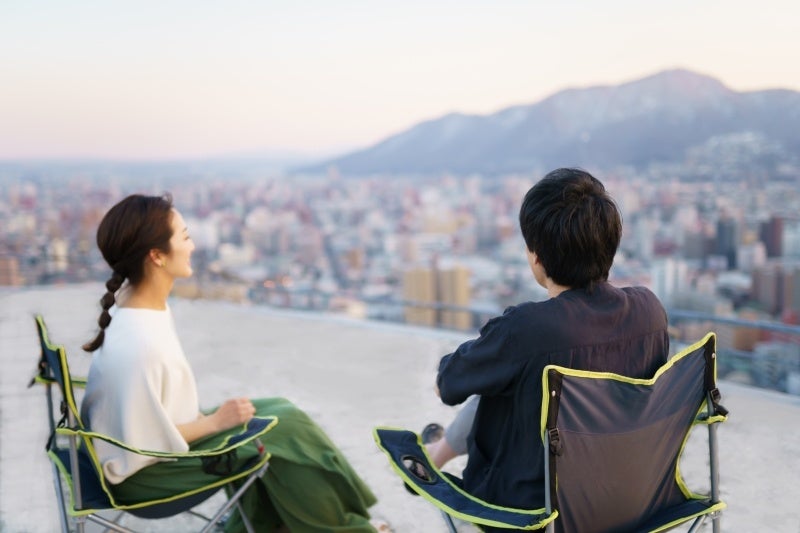 屋上ヘリポートでの絶景チェアリング体験