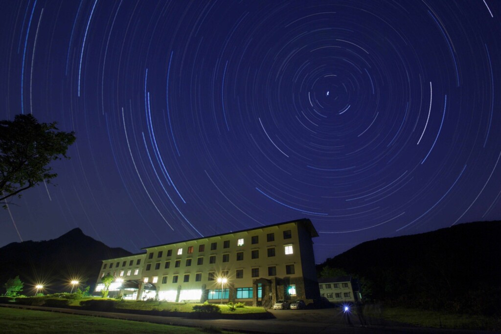 「天の川」が見え、「流れ星」も見やすく、「美しい」星空を持つ鳥取県　休暇村奥大山は美しい星を楽しめるホテルです