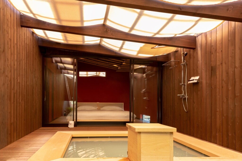 客室：繭 寝室と露天風呂が直結