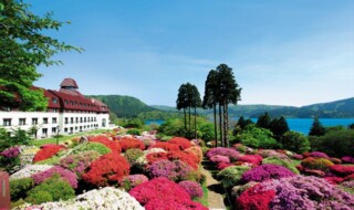 “小田急 山のホテル”のツツジ庭園と芦ノ湖