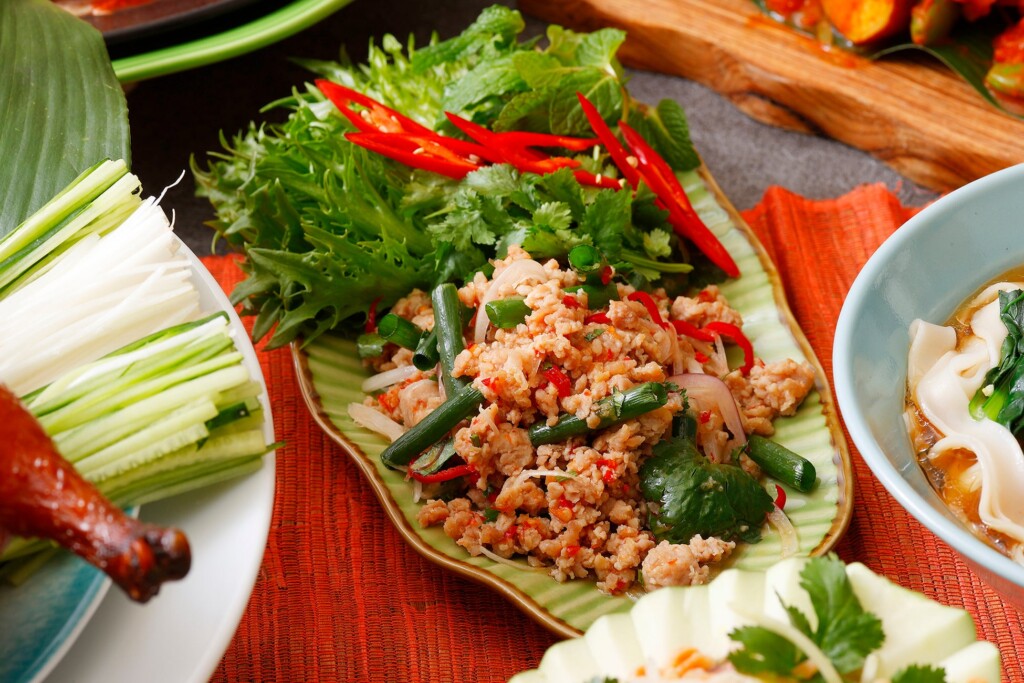 たっぷりのハーブを和えたタイの挽肉サラダ「ラープガイ」