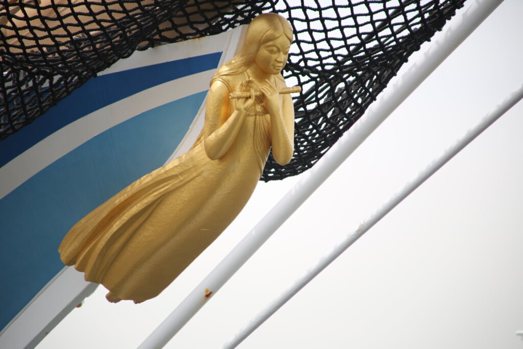 海王丸の船首像