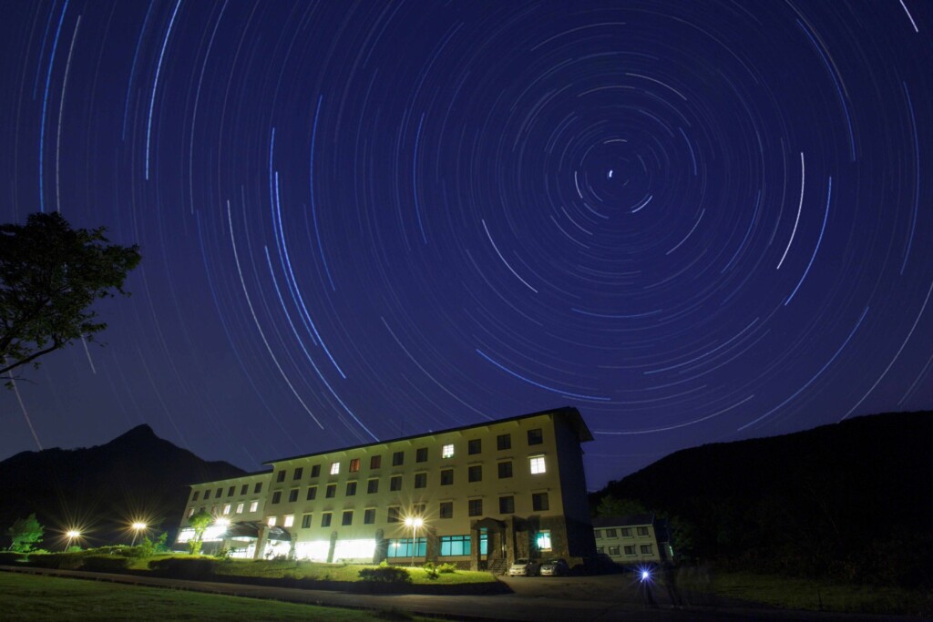 「天の川」が見え、「流れ星」も見つけやすく、「美しい」星空を持つ 鳥取県。休暇村奥大山は美しい星を楽しめるホテルです