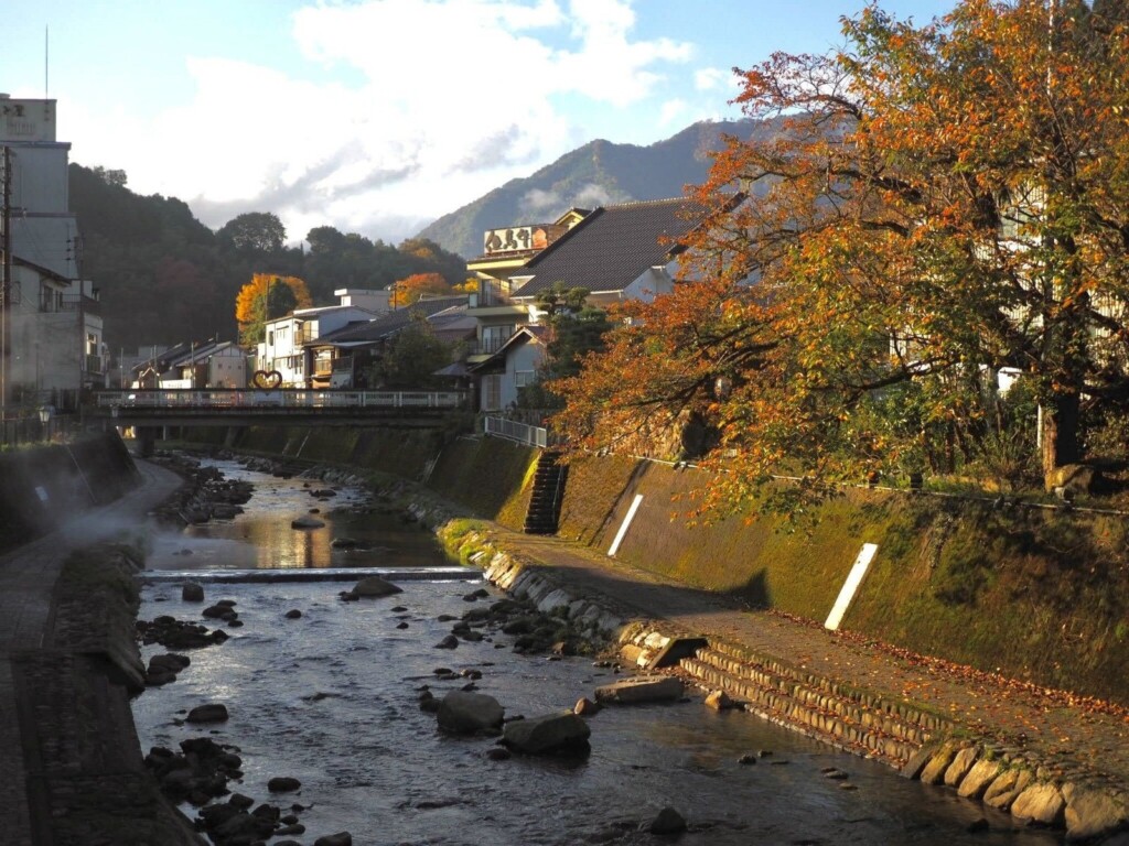 春来川と秋の紅葉