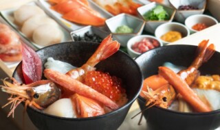 釧路和商市場発祥「勝手丼」 をホテルスタイルで（日本料理 芝桜）