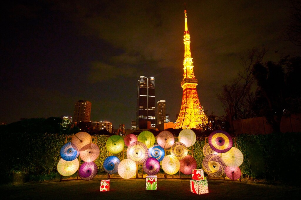 和傘などで装飾した庭園から臨む絶景