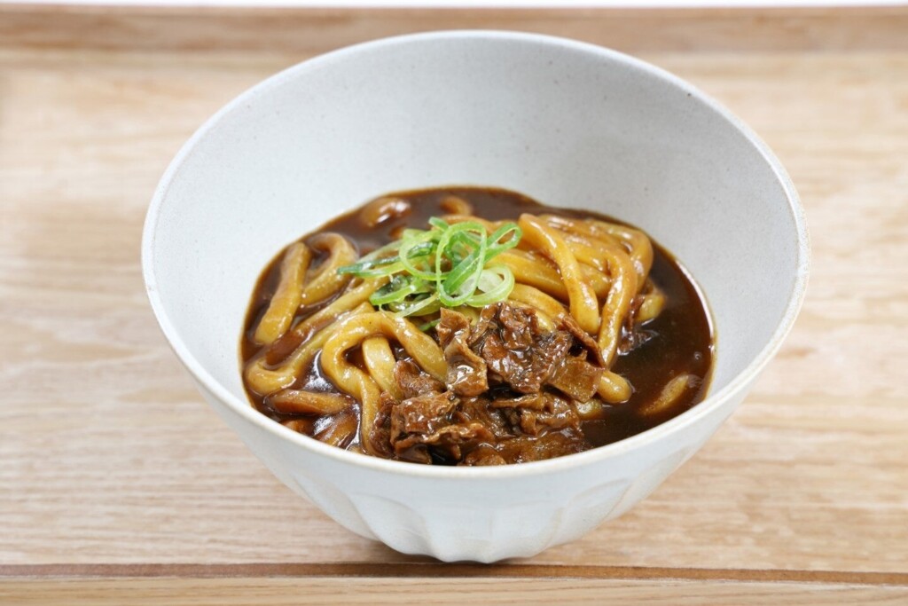 麺QUICKアパ社長カレーうどん　盛り付け例