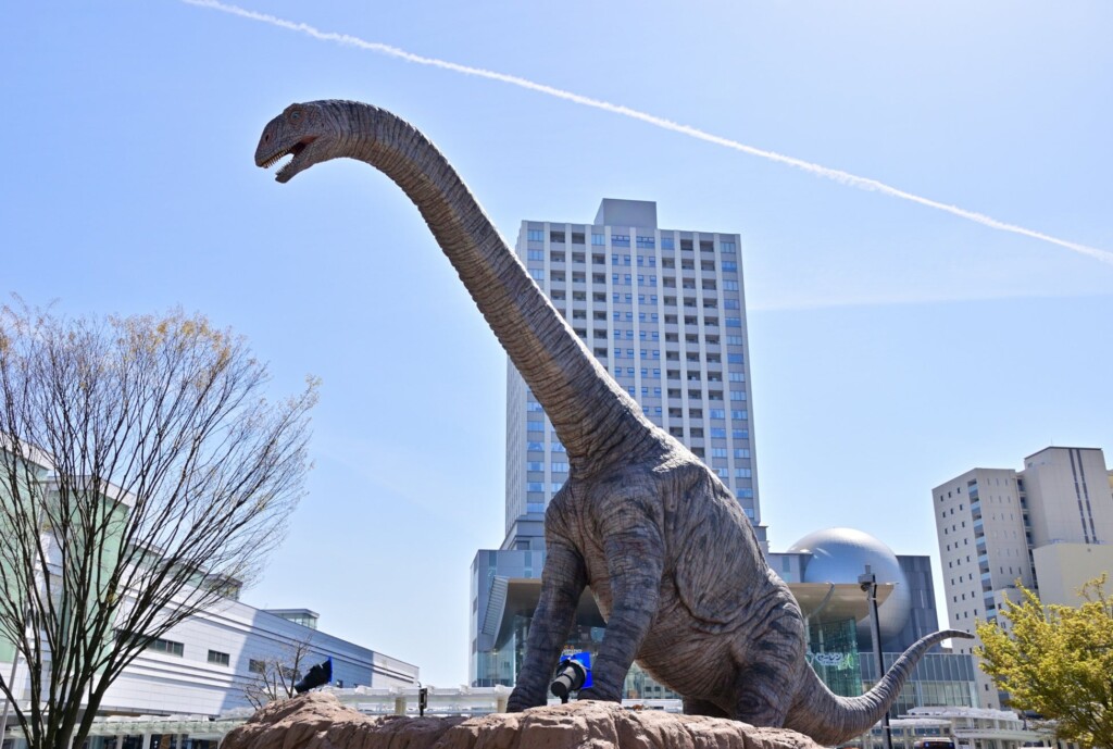 恐竜で人気の福井駅前