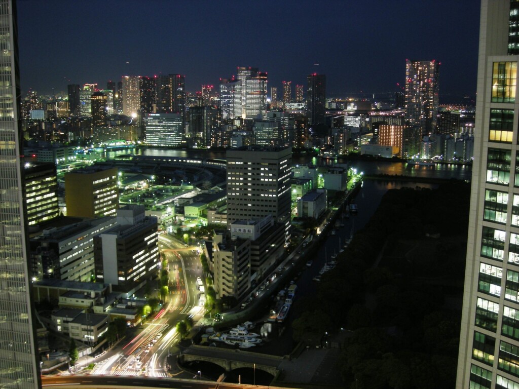 エグゼクティブラウンジからの眺望例：浜離宮恩賜庭園側東京湾ウオーターフロントエリアの摩天楼