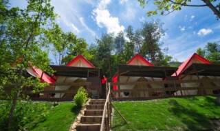 赤い屋根のテントが特徴の『グランピングテント』