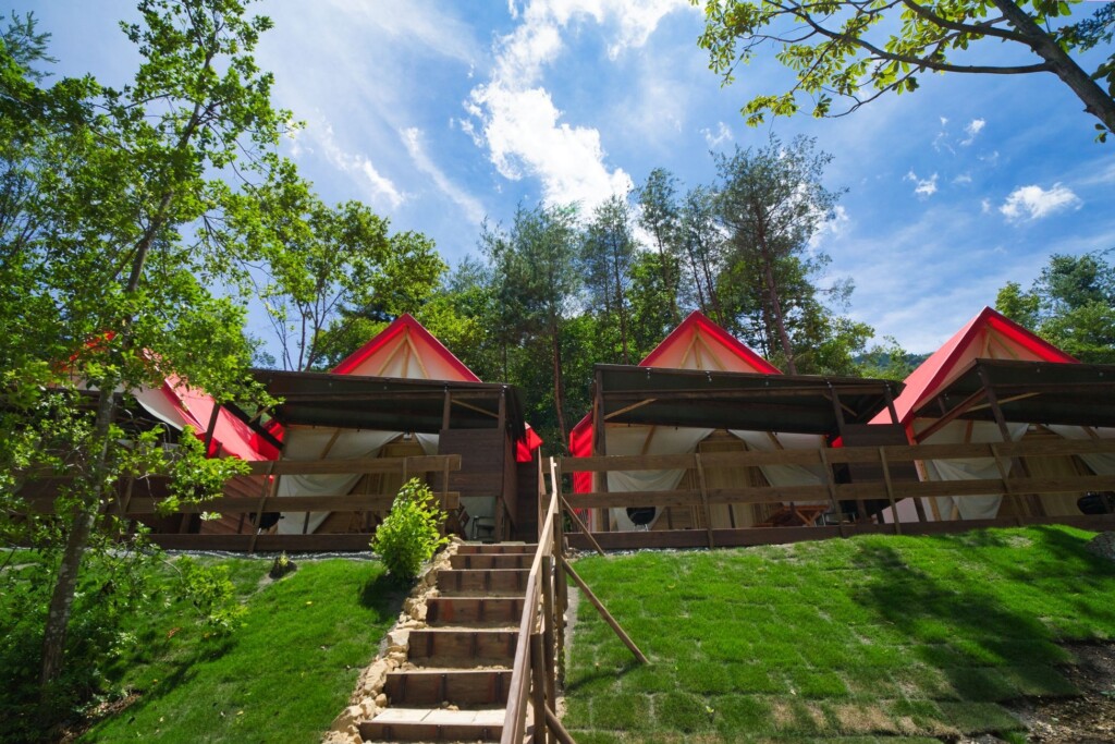 赤い屋根のテントが特徴の『グランピングテント』