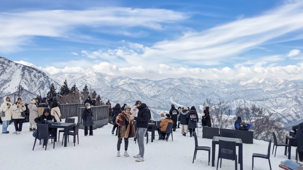 雪上テラス　残雪の山々、麓の新緑の芽吹き、空が一体となり春の絶景を体験