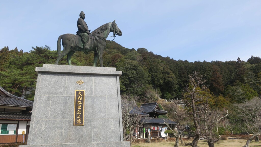香山公園に設けられた大内弘世の像