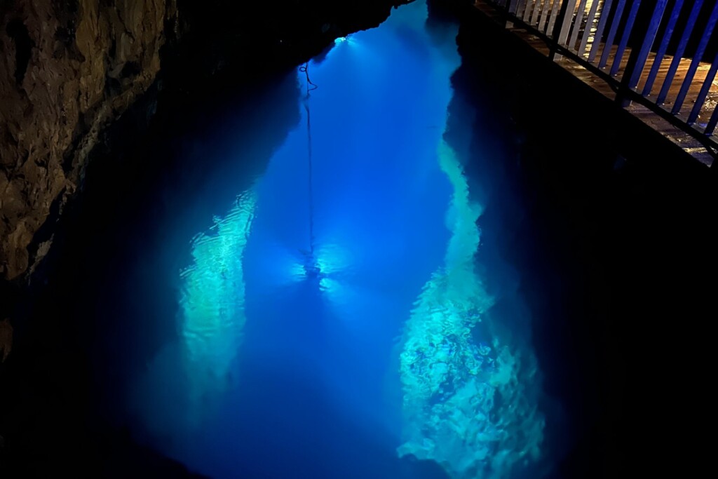 まるで宝石のような美しさを持つ第２地底湖（水深３８ｍ)