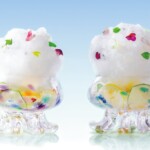 ふんわり綿菓子がまるでクラゲの帽子のような印象的な「メロンシャリシャリフローズンパフェ～綿菓子とラムネと～」。※写真は2名さま分のイメージです