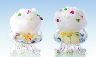 ふんわり綿菓子がまるでクラゲの帽子のような印象的な「メロンシャリシャリフローズンパフェ～綿菓子とラムネと～」。※写真は2名さま分のイメージです