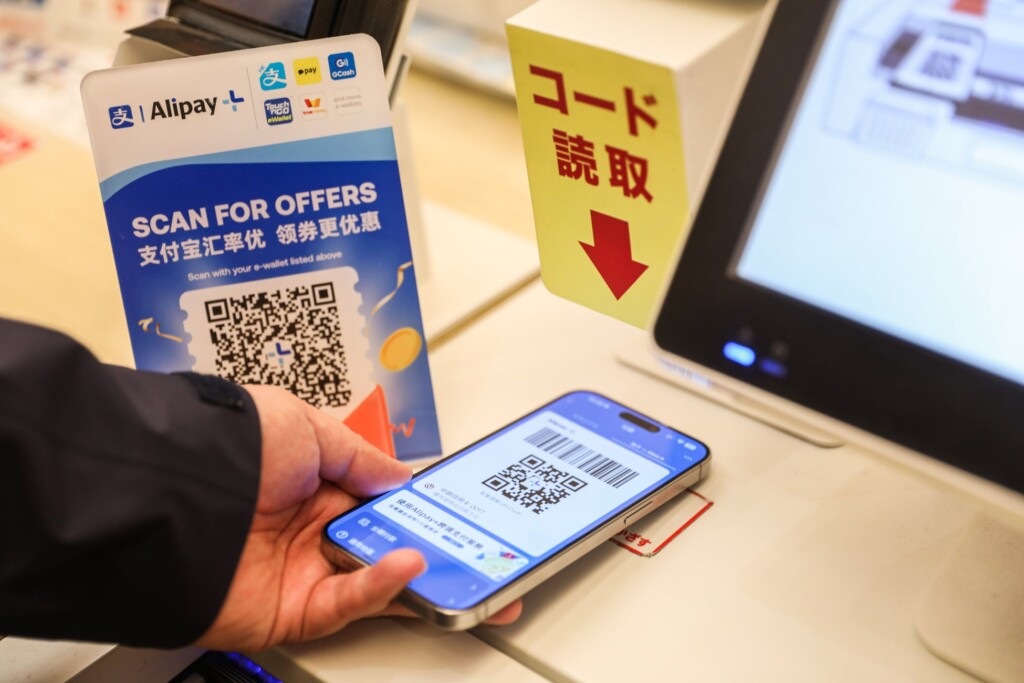 海外旅行者がAlipay+を利用して決済する様子