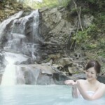 亀滝と新緑のせせらぎの音とともに浸かる温泉は格別です！
