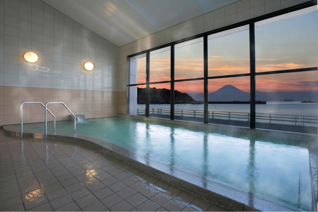 温泉浴場からは、天気が良く空気が澄んでいると三浦半島や富士山も一望できます