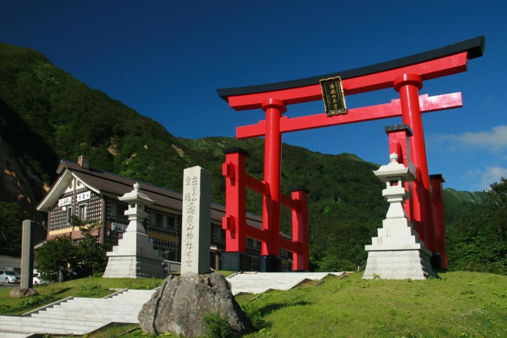 湯殿山神社大鳥居　仙人沢　（画像：出羽三山神社）